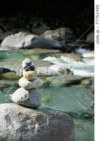 清流の河原で石を積む 清流の河原で石を積む 77762499