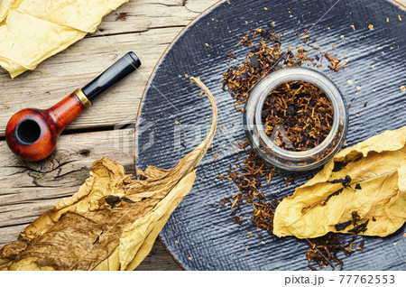Smoking pipe with tobacco leaves,top view Smoking pipe with tobacco leaves,top view 77762553