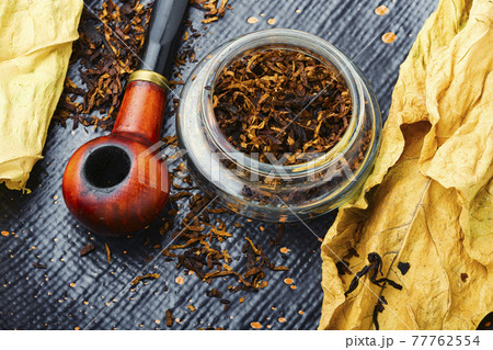 Smoking pipe with tobacco leaves 77762554