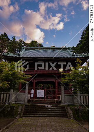 千葉県君津市鹿野山にある関東最古の名刹の鹿野山神野寺での早朝の仁王門 77763315