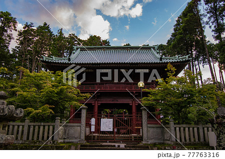 千葉県君津市鹿野山にある関東最古の名刹の鹿野山神野寺での早朝の仁王門 77763316