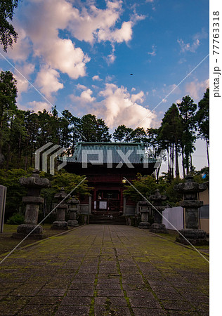 千葉県君津市鹿野山にある関東最古の名刹の鹿野山神野寺での早朝の仁王門 77763318