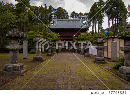 千葉県君津市鹿野山にある関東最古の名刹の鹿野山神野寺での早朝の仁王門 77763321