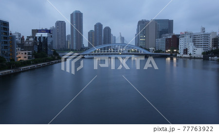 曇り空の東京都中央区佃島のタワーマンション 77763922