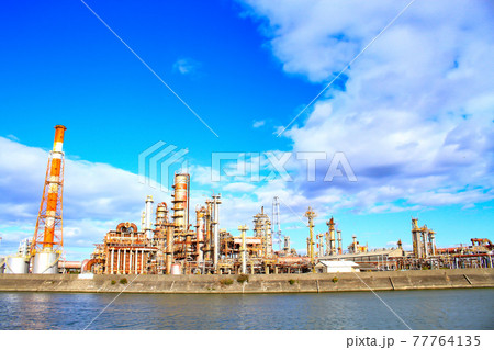 四日市市、工場施設が林立するコンビナートの風景 77764135