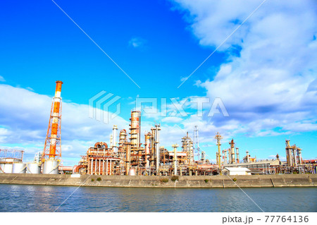 四日市市、工場施設が林立するコンビナートの風景 四日市市、工場施設が林立するコンビナートの風景 77764136