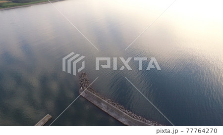 ドローンで上空から撮影した「知床半島と海」（知床半島 西岸／北海道斜里郡斜里町） 77764270
