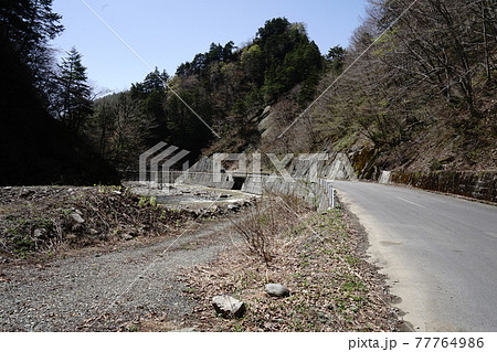 長野県 信州鬼無里から奥裾花自然園に向かう道が通る奥裾花渓谷を流れる裾花川両岸の岸壁 長野県 信州鬼無里から奥裾花自然園に向かう道が通る奥裾花渓谷を流れる裾花川両岸の岸壁 77764986