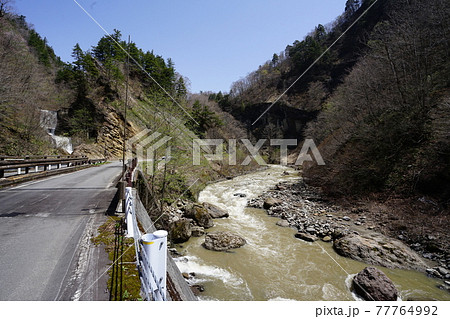 長野県　信州鬼無里から奥裾花自然園に向かう道が通る奥裾花渓谷を流れる裾花川にあるケスタ地形 77764992