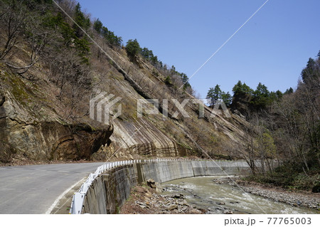 長野県　信州鬼無里から奥裾花自然園に向かう道が通る奥裾花渓谷を流れる裾花川にあるケスタ地形近くの岸壁 77765003