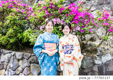 女子旅で着物を着て観光をする若い女性 【杵築市】 女子旅で着物を着て観光をする若い女性 【杵築市】 77765137