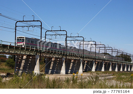 多摩川を渡る京王本線7000系(特急:10両編成) 多摩川を渡る京王本線7000系(特急:10両編成) 77765164