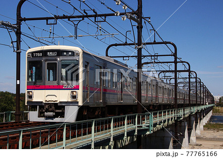 多摩川を渡る京王高尾線7000系（各停：8両編成） 77765166