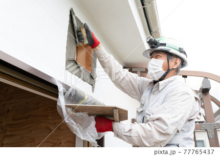 左官　職人　イメージ　外壁作業　換気扇まわり 77765437