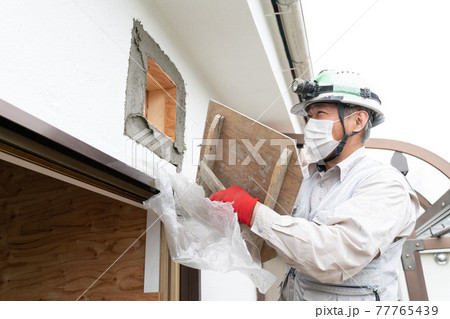 左官 職人 イメージ 外壁作業 換気扇まわり 左官 職人 イメージ 外壁作業 換気扇まわり 77765439