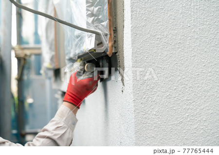 左官　職人　イメージ　外壁作業 77765444