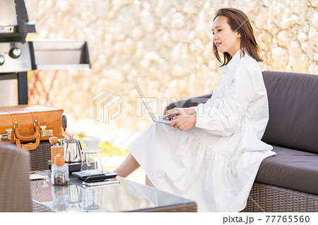 ワーケーション　テレワーク　リゾート施設　仕事 77765560