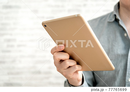 タブレット持っているよ 77765699