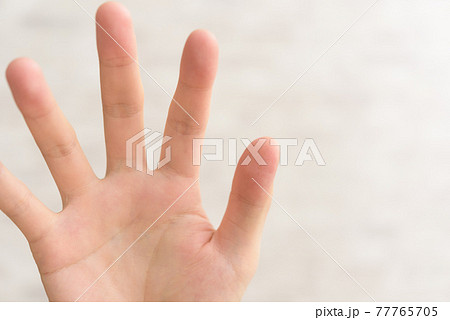 手のひらを見せている 77765705