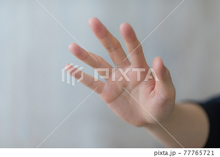 手を伸ばしてみる 手を伸ばしてみる 77765721