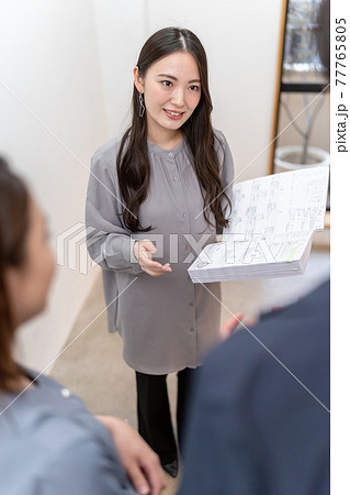 ビジネス 女性 オフィス 立ち話 ビジネス 女性 オフィス 立ち話 77765805