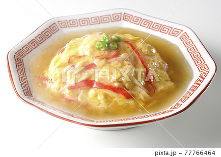 熱々の餡かけ中華風オムライス、天津飯を白背景で撮影 77766464