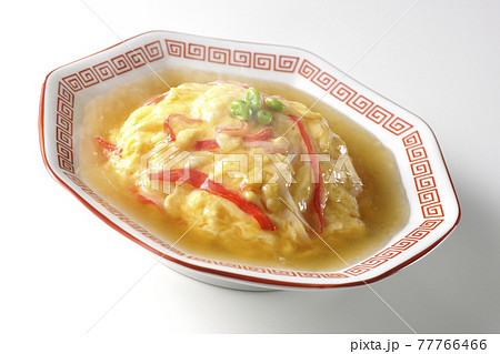 熱々の餡かけ中華風オムライス、天津飯を白背景で撮影 77766466