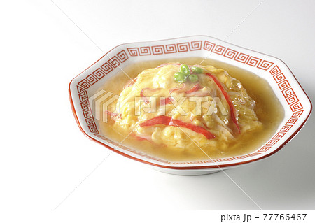 熱々の餡かけ中華風オムライス、天津飯を白背景で撮影 77766467