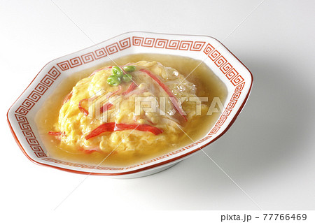 熱々の餡かけ中華風オムライス、天津飯を白背景で撮影 77766469