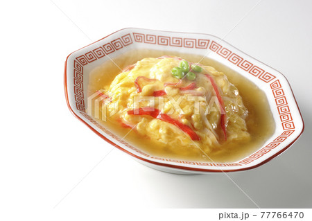 熱々の餡かけ中華風オムライス、天津飯を白背景で撮影 熱々の餡かけ中華風オムライス、天津飯を白背景で撮影 77766470