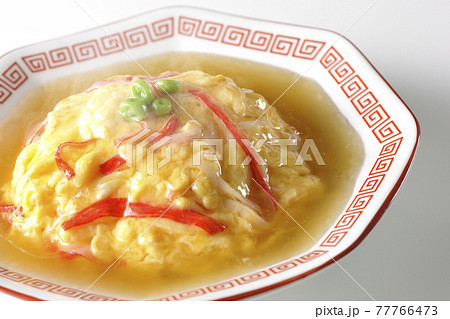 熱々の餡かけ中華風オムライス、天津飯を白背景で撮影 熱々の餡かけ中華風オムライス、天津飯を白背景で撮影 77766473