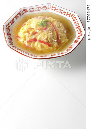 熱々の餡かけ中華風オムライス、天津飯を白背景で撮影 77766476