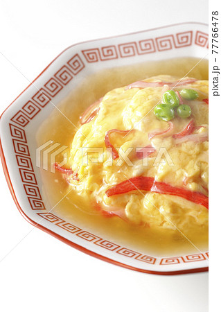 熱々の餡かけ中華風オムライス、天津飯を白背景で撮影 77766478