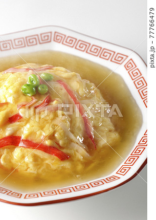 熱々の餡かけ中華風オムライス、天津飯を白背景で撮影 77766479