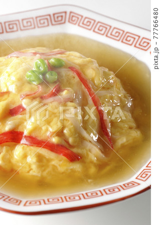 熱々の餡かけ中華風オムライス、天津飯を白背景で撮影 77766480