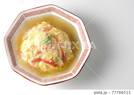 熱々餡かけ中華風オムライス、天津飯を白背景で撮影（俯瞰） 77766513