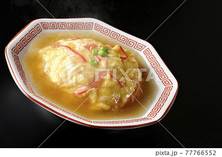 熱々餡かけ中華風オムライス、天津飯を黒背景で撮影 77766552