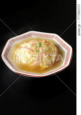 熱々餡かけ中華風オムライス、天津飯を黒背景で撮影 熱々餡かけ中華風オムライス、天津飯を黒背景で撮影 77766557