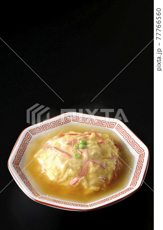 熱々餡かけ中華風オムライス、天津飯を黒背景で撮影 77766560