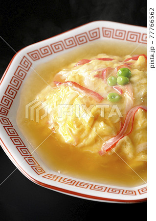 熱々餡かけ中華風オムライス、天津飯を黒背景で撮影 77766562