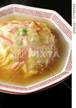 熱々餡かけ中華風オムライス、天津飯を黒背景で撮影 熱々餡かけ中華風オムライス、天津飯を黒背景で撮影 77766563