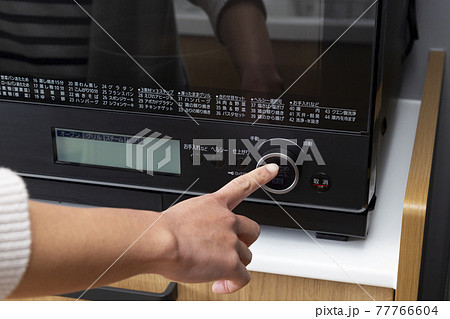 電子レンジを使う主婦の手元 電子レンジを使う主婦の手元 77766604