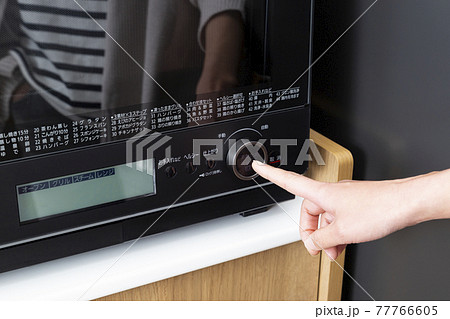 電子レンジを使う主婦の手元 77766605