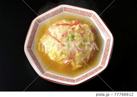 熱々餡かけ中華風オムライス、天津飯を黒背景で撮影（俯瞰） 77766612