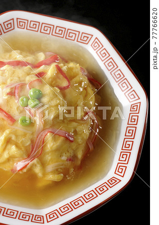熱々餡かけ中華風オムライス、天津飯を黒背景で撮影(俯瞰) 熱々餡かけ中華風オムライス、天津飯を黒背景で撮影(俯瞰) 77766620