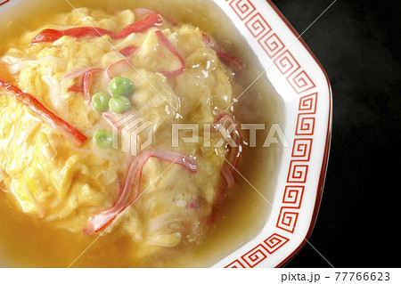 熱々餡かけ中華風オムライス、天津飯を黒背景で撮影（俯瞰） 77766623