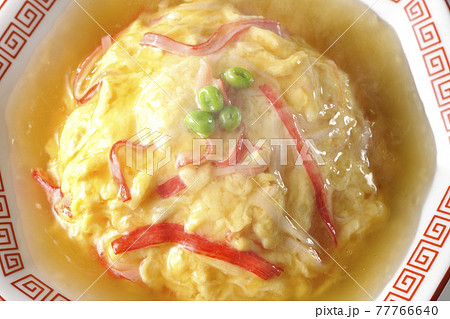 餡かけ中華風オムライス、天津飯を俯瞰で撮影 77766640