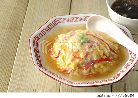 熱々の餡かけ中華風オムライス、天津飯と中華スープのセットと散蓮華 熱々の餡かけ中華風オムライス、天津飯と中華スープのセットと散蓮華 77766684