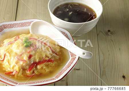 熱々の餡かけ中華風オムライス、天津飯と中華スープのセットと散蓮華 77766685