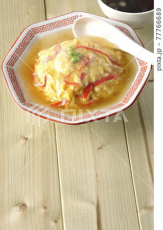 熱々の餡かけ中華風オムライス、天津飯と中華スープのセットと散蓮華 熱々の餡かけ中華風オムライス、天津飯と中華スープのセットと散蓮華 77766689